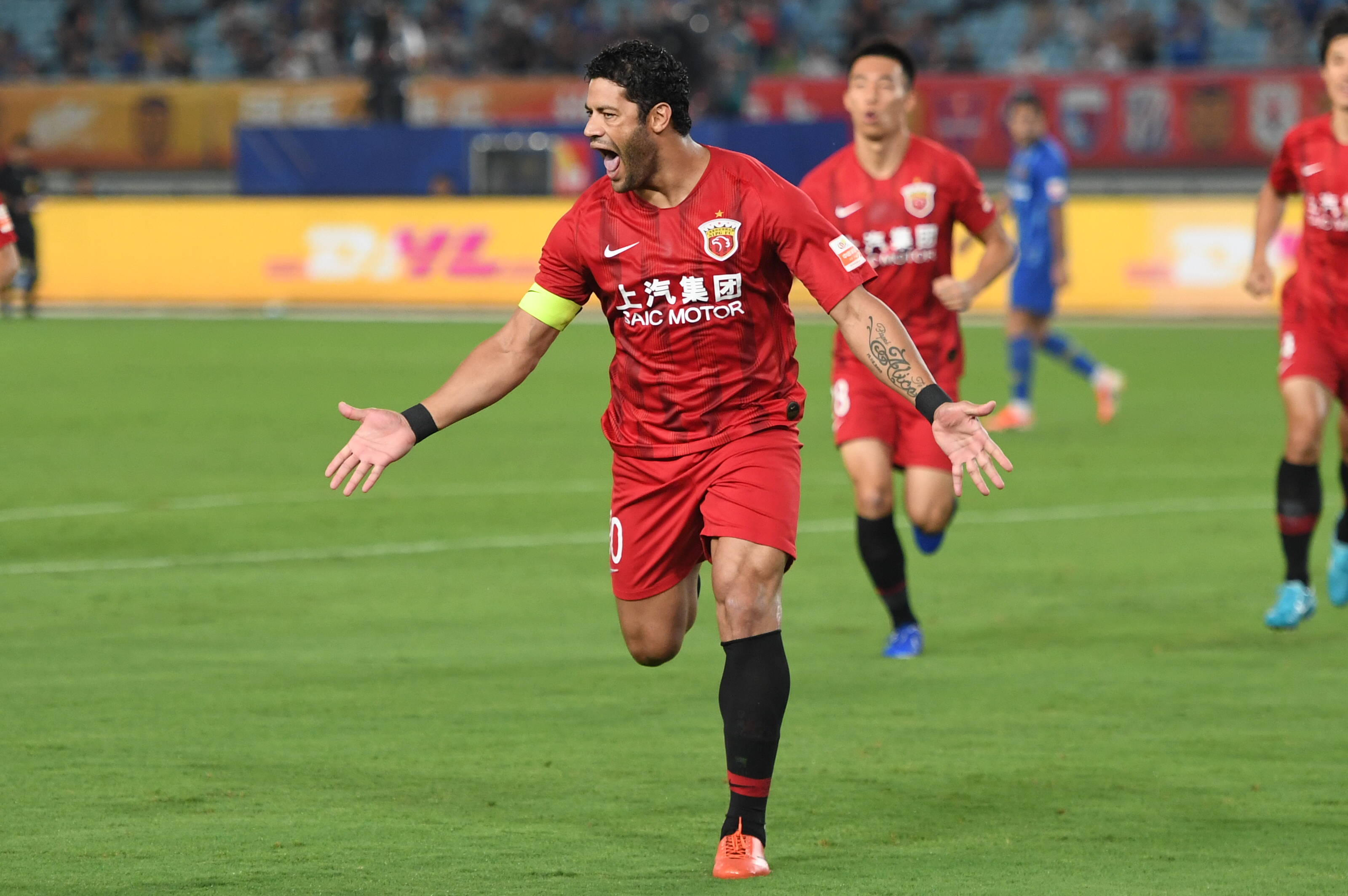 六台：阿隆索赛后没回更衣室，有些皇马球员认为谈判罚是借口（六台称：阿隆索赛后未回更衣室，部分皇马球员质疑“谈判罚”只是借口）