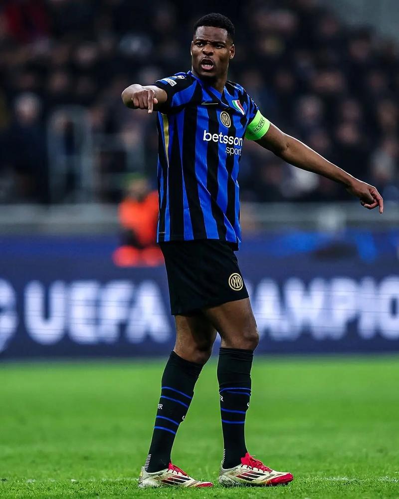 2025年即将进入倒计时，回顾这一年的国际足坛，可谓是星光熠熠！（2025将至，回首这一年国际足坛，群星璀璨！）