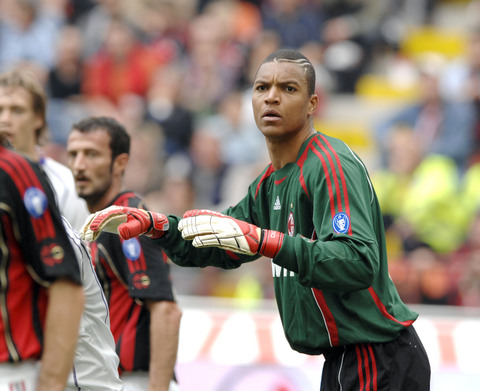 麦克阿瑟官推晒全队登长城照：回顾北京之行（麦克阿瑟官方推特发布全队登长城照：回顾北京之旅）