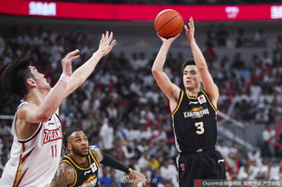 孔蒂：祝贺球员们，必须对他们说谢谢、谢谢、再谢谢（孔蒂：祝贺全队，向球员们连连致谢）